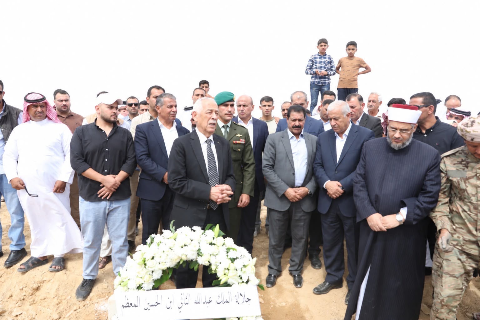 العيسوي ينقل تعازي الملك وولي العهد بوفاة سلامة الحجايا