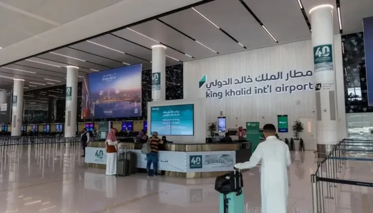 وفاة 3 سعوديين وإصابة آخرين نتيجة استهداف مطار الرياض