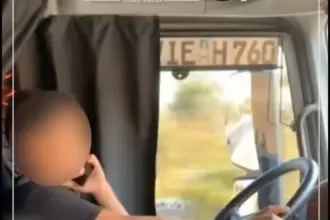 ضبط حدث (16 عام) يقود مركبة شحن على الطريق العام في البلقاء