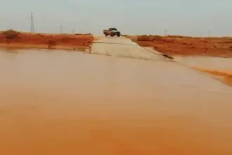 من المسؤول عن سيل الرويشد؟ طريق مقطوع منذ 3 أيام وشاب لقي حتفه بانجراف مركبته