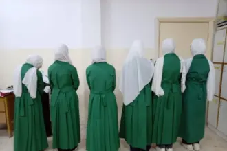 لماذا حذفت مدرسة أردنية صور مبادرة لتشجيع الطالبات على ارتداء المريول الشرعي؟