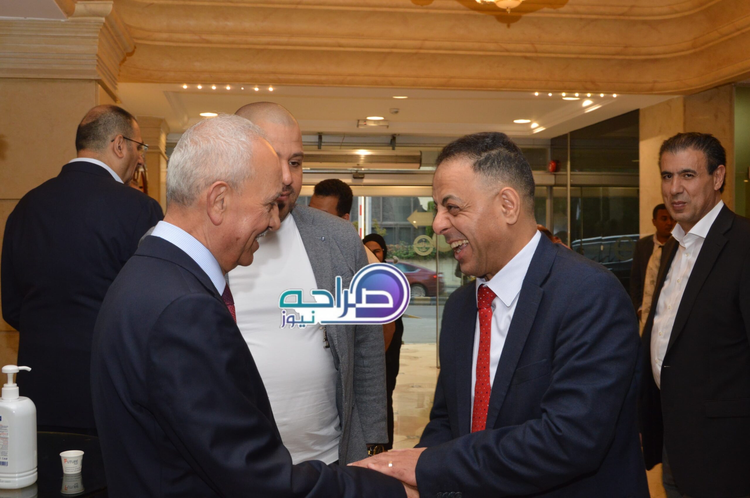 رئيس واعضاء "صناعة عمان" وممثلو القطاعات الصناعية يستقبلون المهنئين