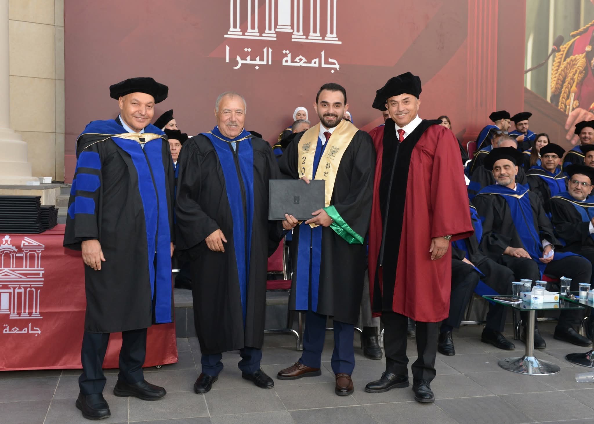 مدير العلاقات العامة بجامعة البترا يهنىء نجله بالتخرج