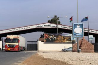 عبور حافلات النقل من الأردن إلى سورية بعد إعادة فتح معبر نصيب الحدودي