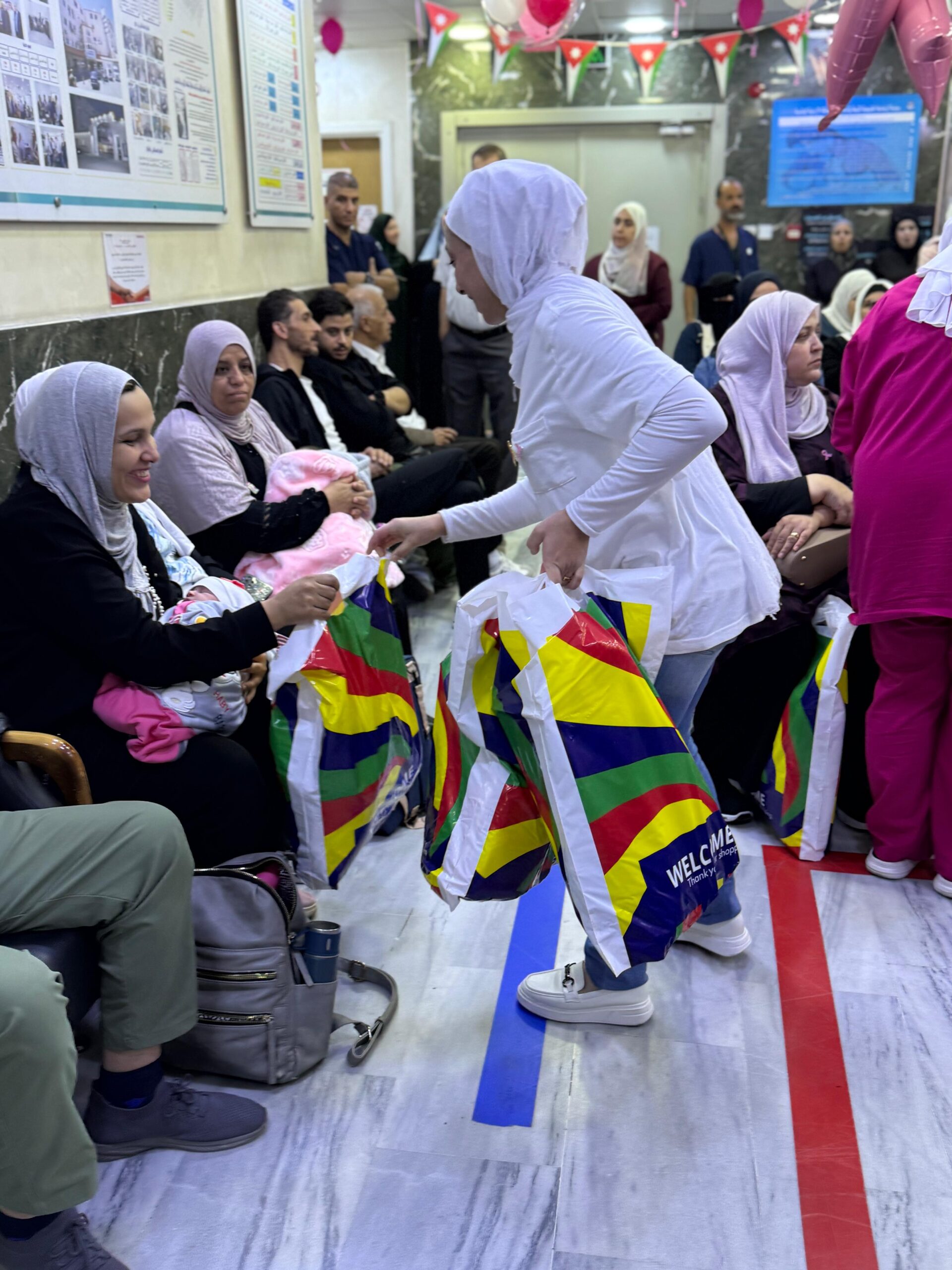 مستشفى المقاصد ينظم فعالية توعوية بسرطان الثدي ضمن حملة أكتوبر الوردي