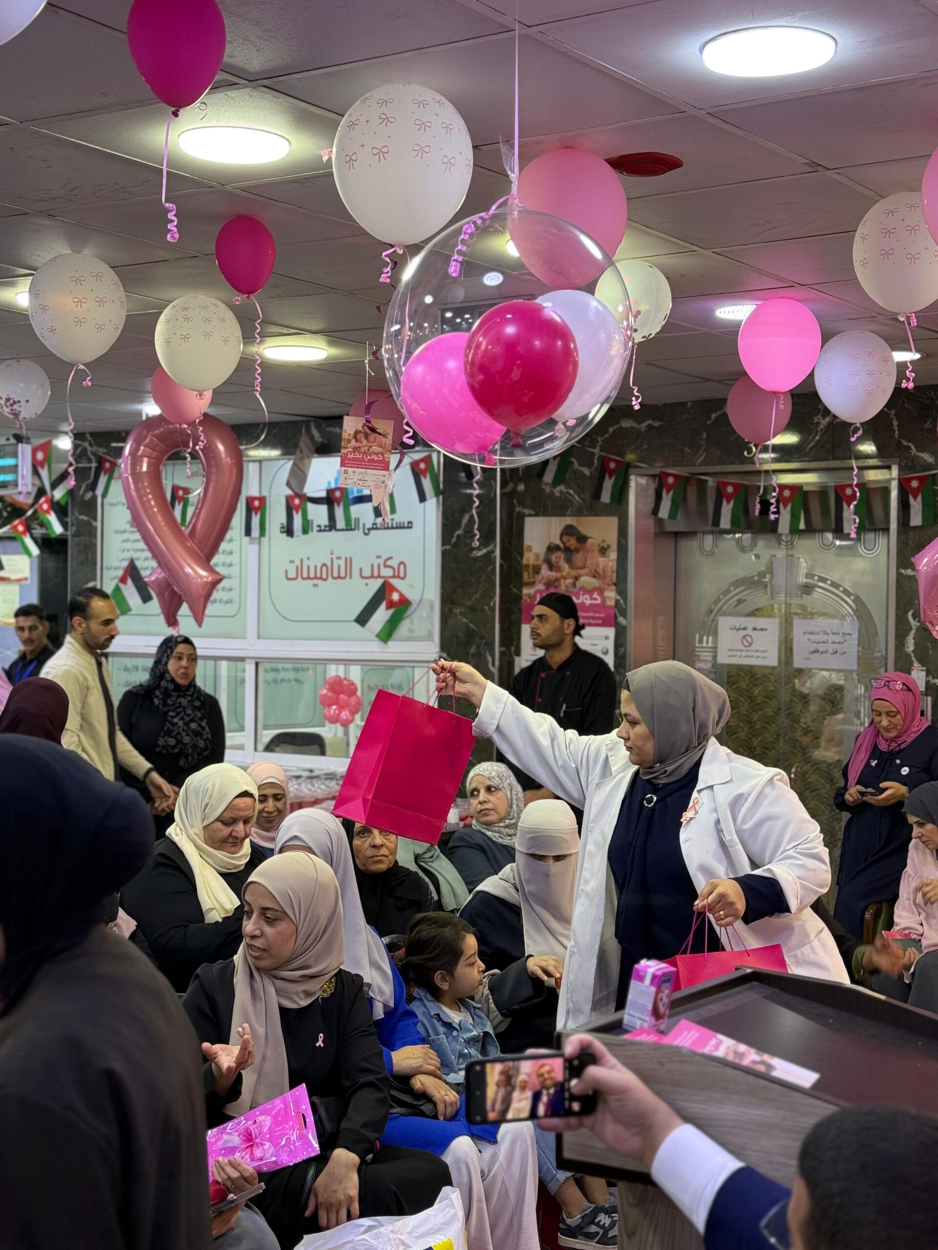 مستشفى المقاصد ينظم فعالية توعوية بسرطان الثدي ضمن حملة أكتوبر الوردي