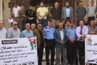 بلدية الرصيفة تقيم وقفة تضامنية مع الإخوة المسيحيين وتستنكر الجريمة الآثمة في الكرك