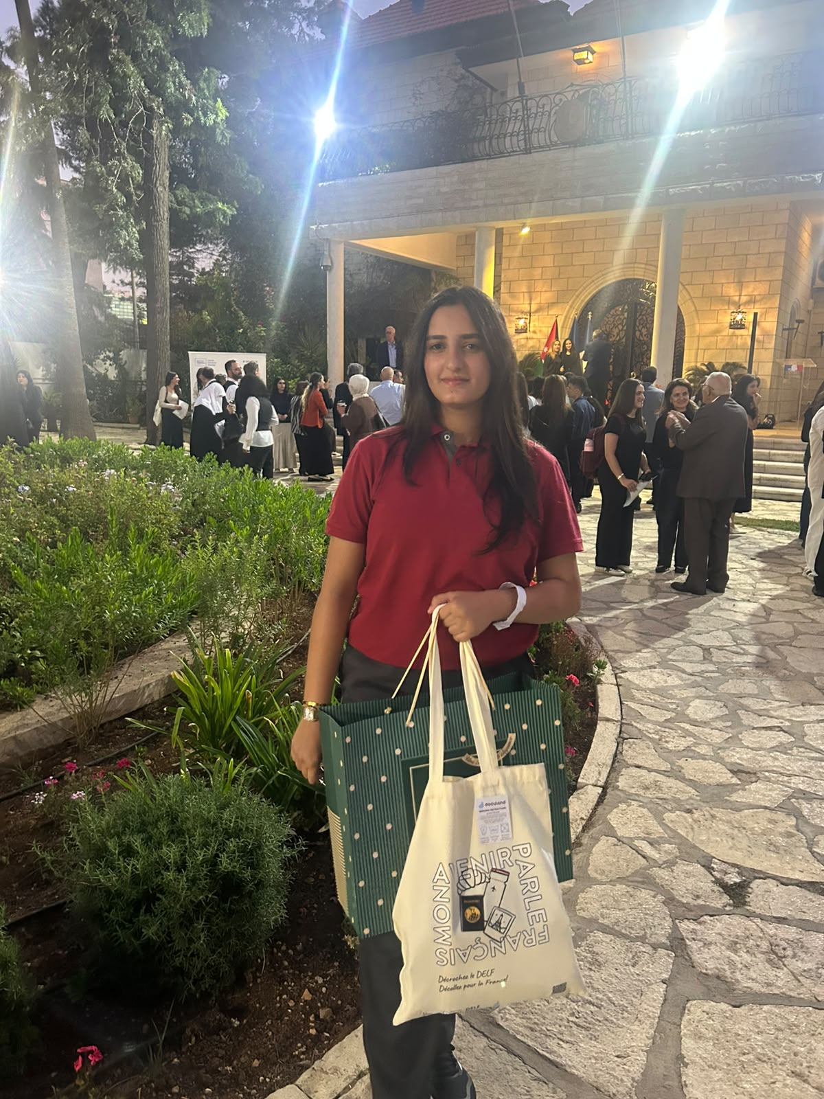 السفير الفرنسي يكرّم الطالبة لمار الراميني لتفوّقها في امتحان DELF بمستوى B2