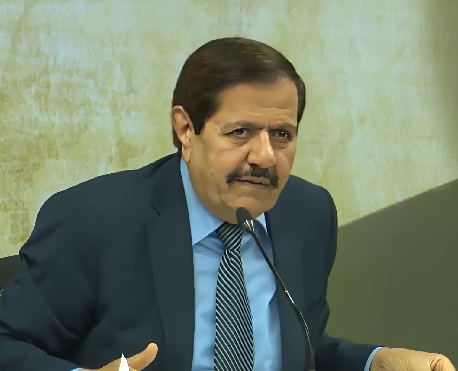 إلى الدكتور (خالد الكركي) قم.. فإنهم يبيعون ما أفنى الرجال أعمارهم في حراسته!