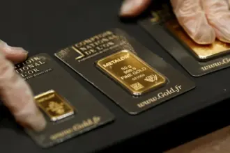 الذهب يرتفع مع تراجع النفط وترقب قرارات الفائدة الأميركية