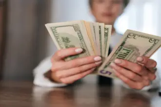 الدولار يرتفع واليورو يتراجع وسط اضطرابات فرنسا