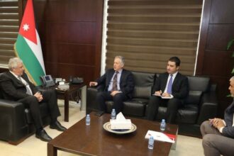 وزير النقل والعمل والسفير التركي يبحثان تعزيز التعاون المشترك