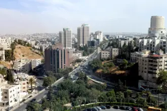 طقس لطيف وفرصة لزخات مطرية اليوم