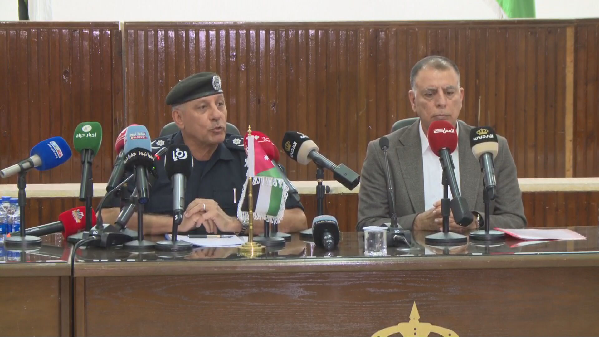 صورة حول : الأمن العام يتعهد بملاحقة المتورطين في حادثة إطلاق النار بالكرك وتقديمهم للعدالة الأمن العام يتعهد بملاحقة المتورطين في حادثة إطلاق النار بالكرك وتقديمهم للعدالة