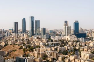 طقس معتدل واحتمال زخات مطرية متفرقة اليوم