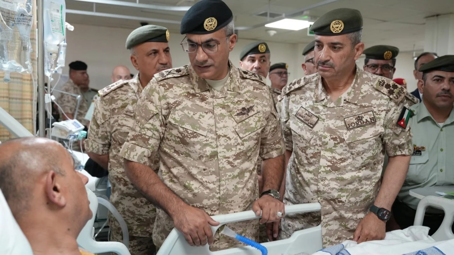 صورة حول : رئيس هيئة الأركان المشتركة يعود مصابي حادثة الكرك رئيس هيئة الأركان المشتركة يعود مصابي حادثة الكرك