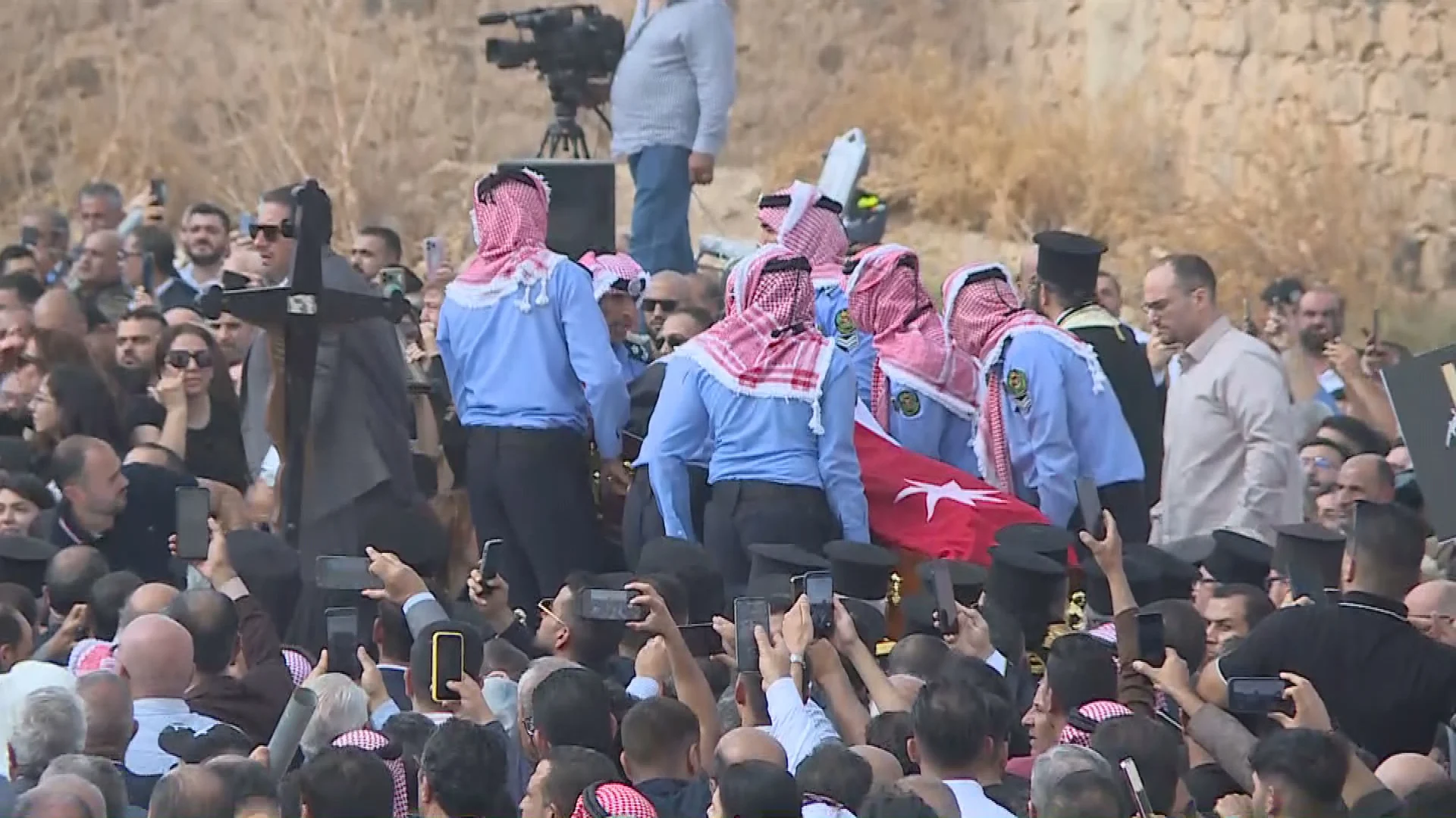 صورة حول : الأردنيون يشيعون جثامين شهداء كنيسة حمود الأردنيون يشيعون جثامين شهداء كنيسة حمود