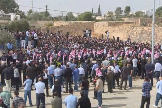 مندوبا عن الملك .. حسان يشارك في مراسم تشييع شهداء كنيسة حمود