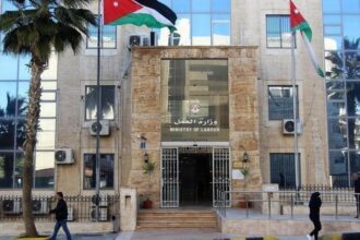 العمل تواصل التفتيش على العمالة المخالفة وتدعو لتصويب الأوضاع