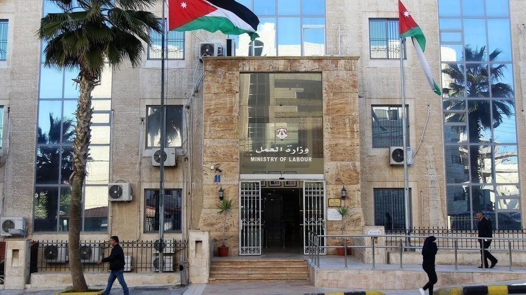 العمل تواصل التفتيش على العمالة المخالفة وتدعو لتصويب الأوضاع