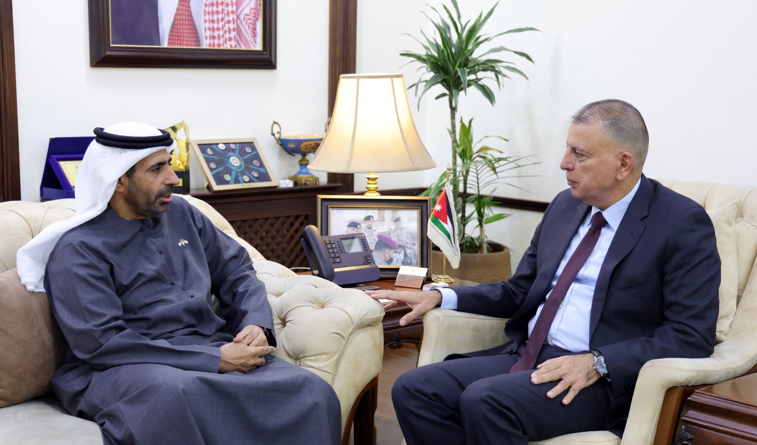 وزير الداخلية والسفير الإماراتي يبحثان تعزيز التعاون الثنائي