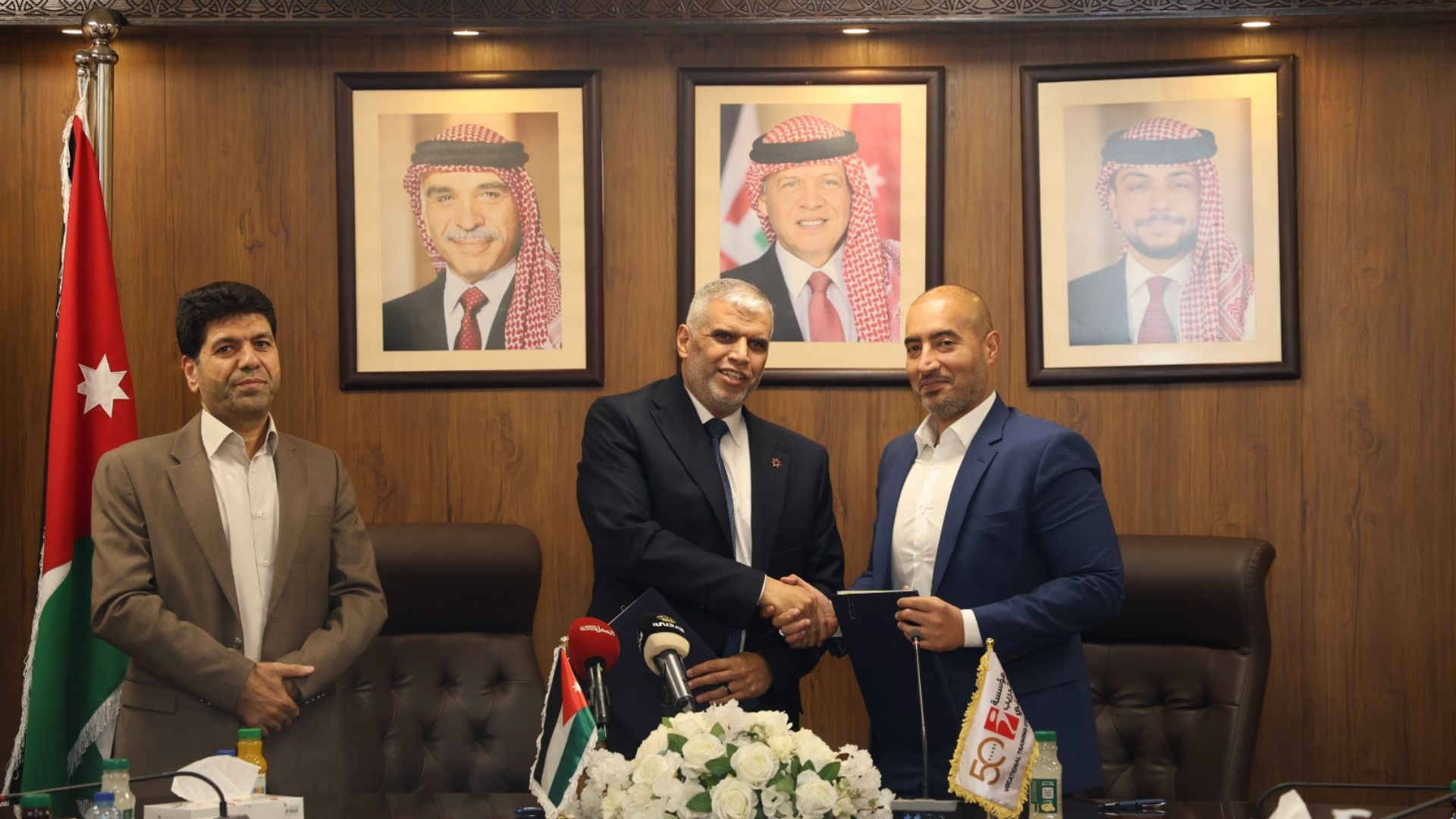 صورة حول : مذكرة تفاهم لتأهيل كوادر متخصصة في الصناعات الدوائية مذكرة تفاهم لتأهيل كوادر متخصصة في الصناعات الدوائية