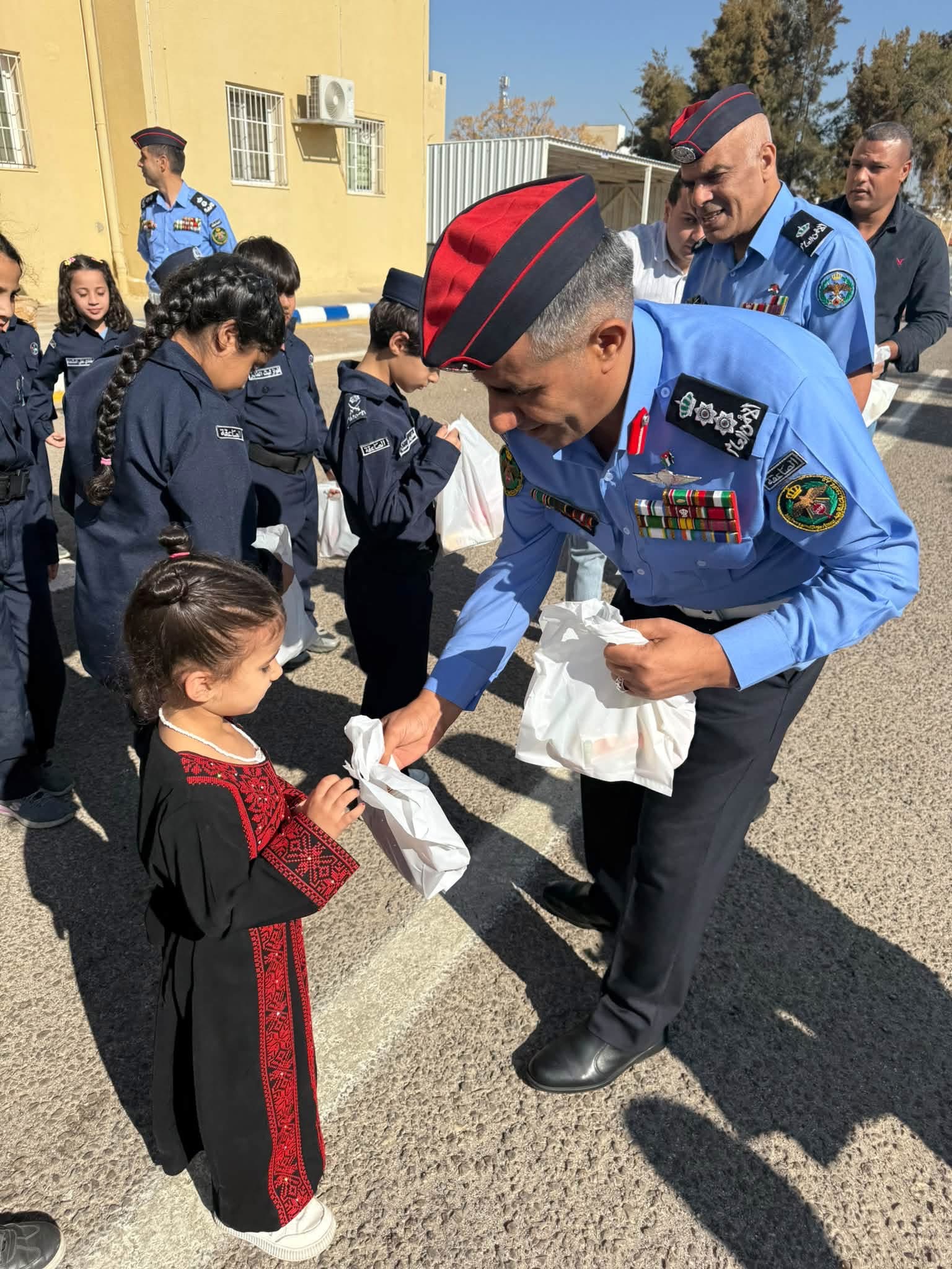 الدوريات الخارجية تستقبل طلبة قرطاج الدولية ضمن مبادرة الشرطي الصغير