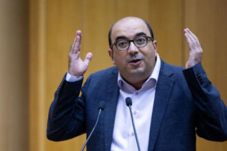 سامي أبو شحادة يسحب ترشحه للانتخابات الإسرائيلية بعد توجه المحكمة لشطبه