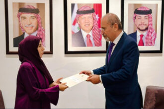 الصفدي يتسلم رسالة إلى الملك من رئيس مجلس القيادة الرئاسي اليمني