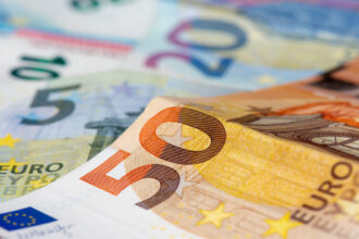 كلفة اقتراض فرنسا تقفز لأعلى مستوى منذ 2002.. وعائد السندات يقترب من 5%