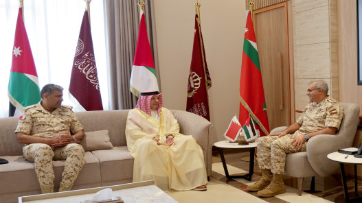 صورة حول : رئيس الأركان يبحث مع السفير البحريني تعزيز التعاون العسكري والدفاعي رئيس الأركان يبحث مع السفير البحريني تعزيز التعاون العسكري والدفاعي