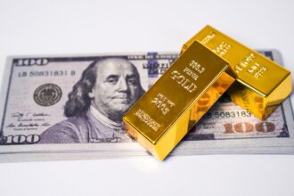 الذهب يتراجع 0.3% والدولار يستعيد بعض خسائره