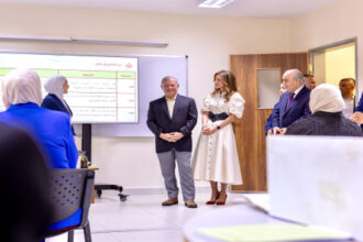 الملك والملكة يزوران مدرسة في العقبة بمناسبة اليوم العالمي للمعلمين
