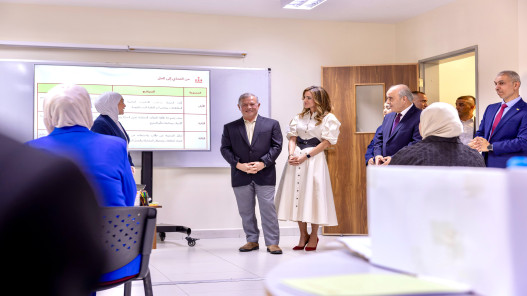 صورة حول : الملك والملكة يزوران مدرسة في العقبة بمناسبة اليوم العالمي للمعلمين الملك والملكة يزوران مدرسة في العقبة بمناسبة اليوم العالمي للمعلمين