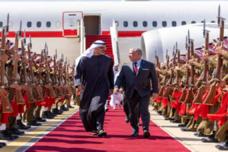 الملك يستقبل ولي عهد أبوظبي في العقبة قبيل إطلاق مشروع سكة الحديد