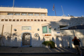 مسؤول بريطاني يبحث في إسرائيل إغلاق قنصلية القدس