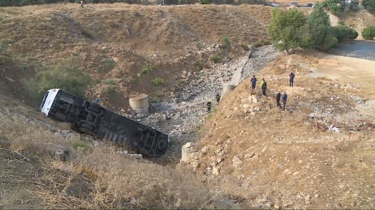 صورة حول : حالتان حرجتان بحادث حافلة طريق المطار حالتان حرجتان بحادث حافلة طريق المطار