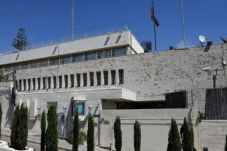 بريطانيا تزيل لافتات قنصليتها في القدس
