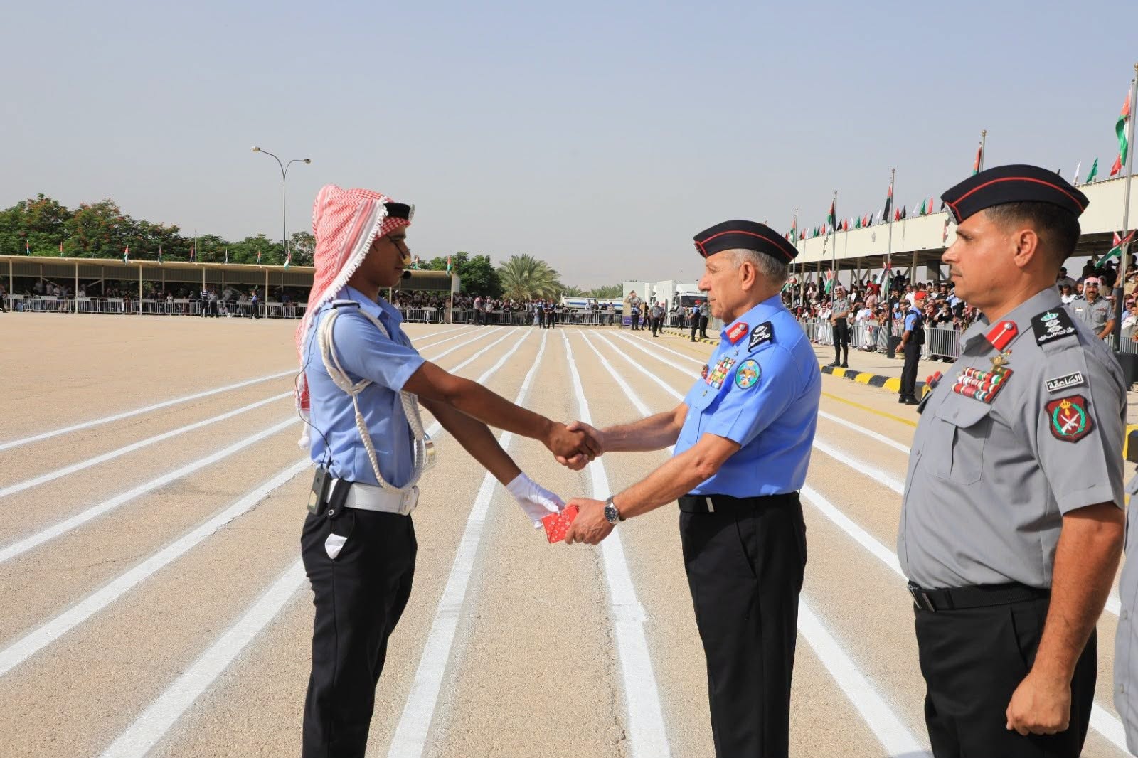 مدير الأمن العام يرعى مراسم تخريج دورة إعداد وتأهيل الشرطة المستجدين في الكفرين