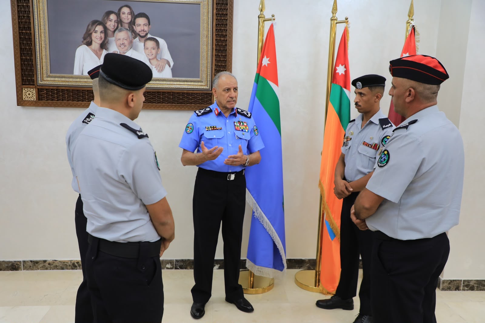 صورة حول : مدير الأمن العام يكرّم غطّاسي الدفاع المدني الذين تمكنوا من العثور على قدم مواطن عربي تعرّض لحادث في خليج العقبة وأسهموا في إنجاح إعادة زراعتها مدير الأمن العام يكرّم غطّاسي الدفاع المدني الذين تمكنوا من العثور على قدم مواطن عربي تعرّض لحادث في خليج العقبة وأسهموا في إنجاح إعادة زراعتها