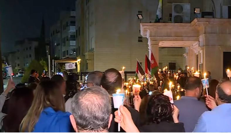 صورة حول : وقفة شموع وصلاة أمام كنيسة قلب يسوع الأقدس في تلاع العلي تضامنا مع ضحايا حادثة الكرك وقفة شموع وصلاة أمام كنيسة قلب يسوع الأقدس في تلاع العلي تضامنا مع ضحايا حادثة الكرك