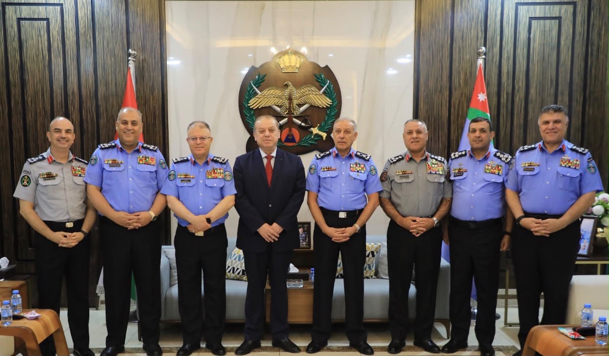 صورة حول : مدير الأمن العام يكرّم اللواء المتقاعد الدباس ويشيد بمسيرته في خدمة الوطن مدير الأمن العام يكرّم اللواء المتقاعد الدباس ويشيد بمسيرته في خدمة الوطن