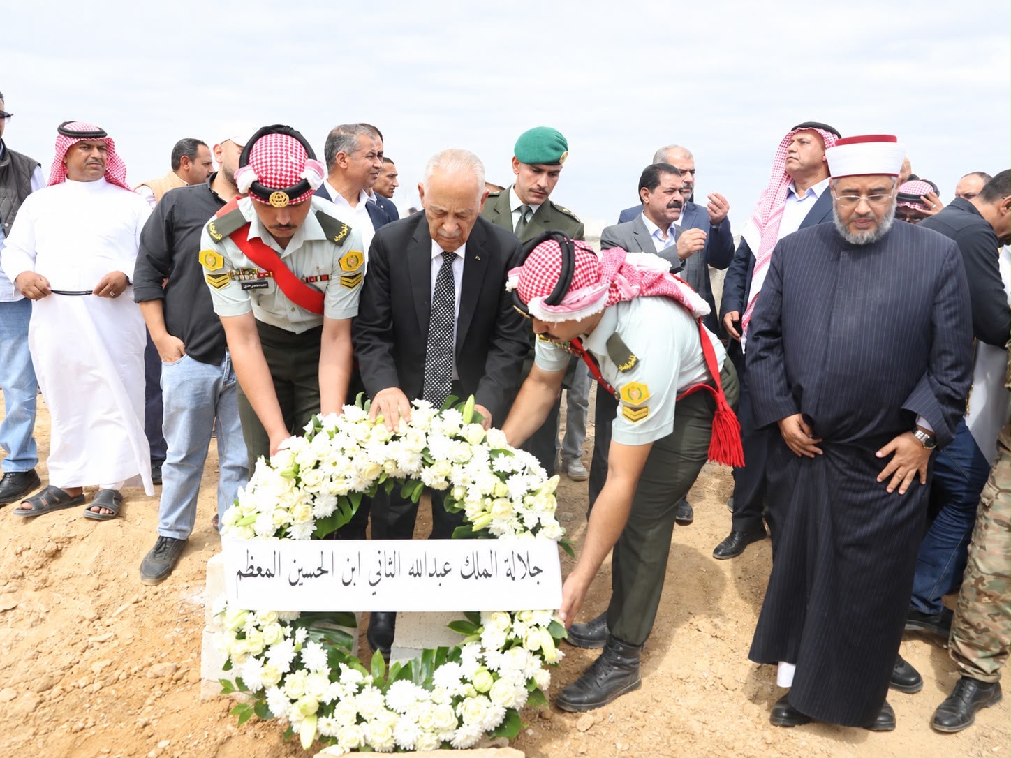صورة حول : العيسوي ينقل تعازي الملك وولي العهد بوفاة سلامة الحجايا العيسوي ينقل تعازي الملك وولي العهد بوفاة سلامة الحجايا