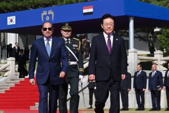 الرئيس الكوري الجنوبي يهدي السيسي دراجة طريق خلال زيارته الرسمية إلى سول