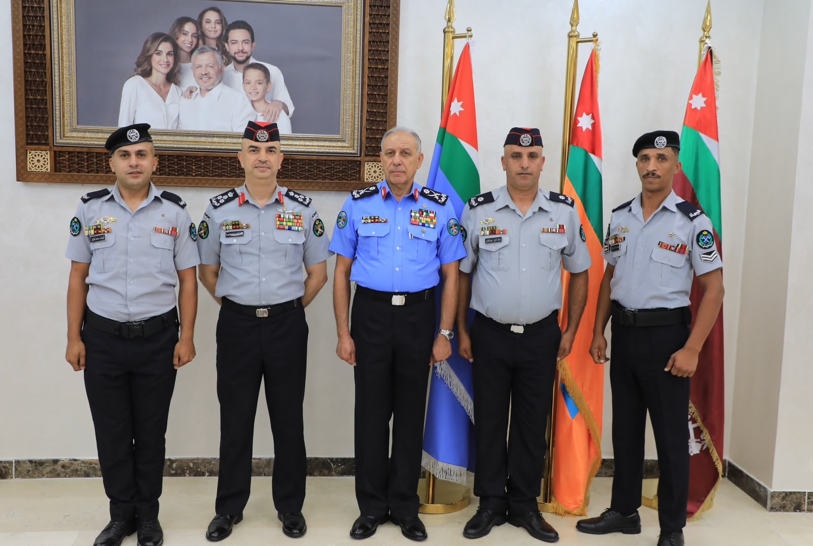 صورة حول : مدير الأمن العام يكرّم غطّاسي الدفاع المدني الذين تمكنوا من العثور على قدم مواطن عربي تعرّض لحادث في خليج العقبة وأسهموا في إنجاح إعادة زراعتها مدير الأمن العام يكرّم غطّاسي الدفاع المدني الذين تمكنوا من العثور على قدم مواطن عربي تعرّض لحادث في خليج العقبة وأسهموا في إنجاح إعادة زراعتها