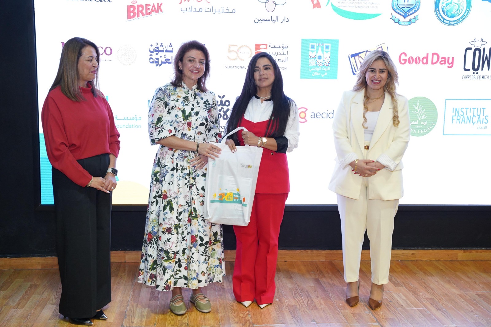 صورة حول : عمان الأهلية تشارك بمهرجان الطفولة 17 بمركز زها الثقافي عمان الأهلية تشارك بمهرجان الطفولة 17 بمركز زها الثقافي