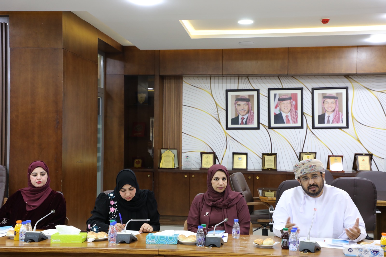 "الشؤون السياسية والبرلمانية" تستقبل وفداً من الأمانة العامة لمجلس الشورى العُماني