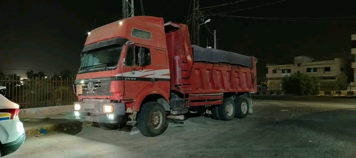 ضبط مركبة تنقل 12 طنا من السماد العضوي غير المعالج على طريق المطار 