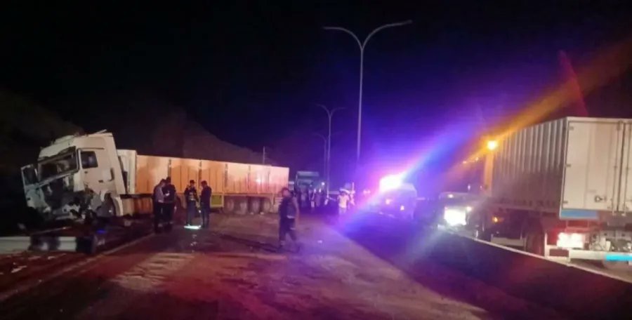 صورة حول : إغلاق الطريق باتجاه العقبة إثر تصادم شاحنتين عراقيتين على طريق الشاحنات الخلفي إغلاق الطريق باتجاه العقبة إثر تصادم شاحنتين عراقيتين على طريق الشاحنات الخلفي